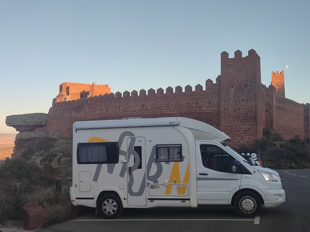 Estacionados  al pie del castillo de Peracense